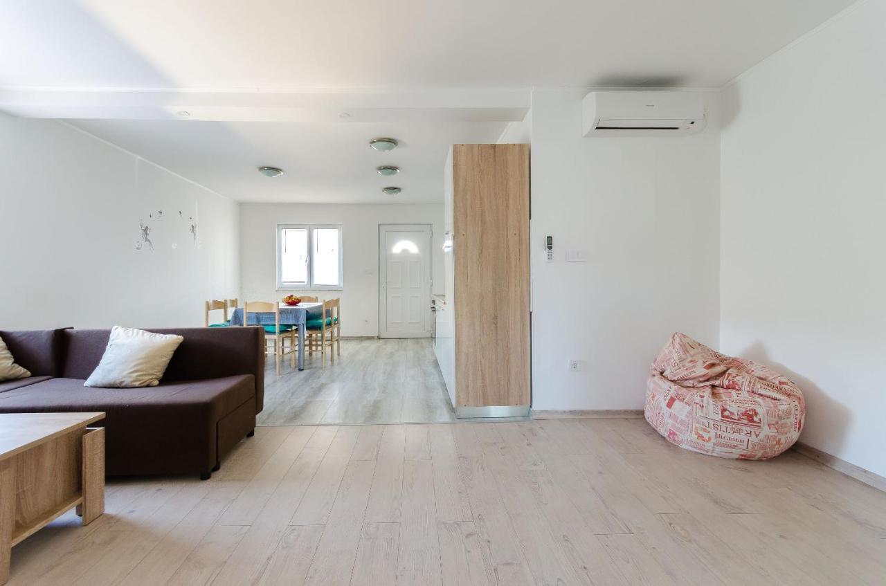 Apartments Ester ロパール エクステリア 写真