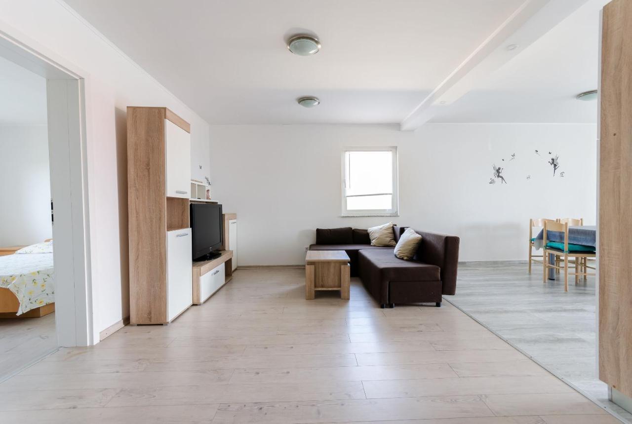 Apartments Ester ロパール エクステリア 写真