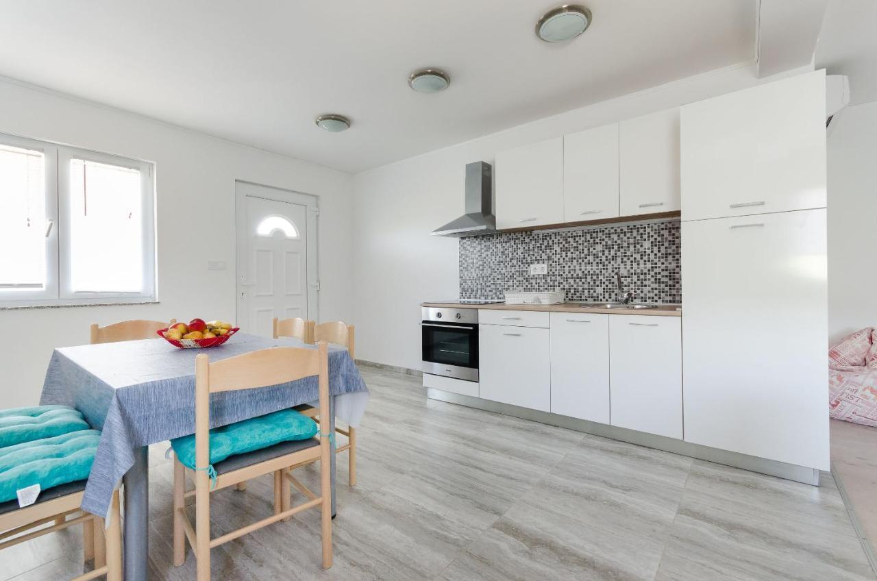 Apartments Ester ロパール エクステリア 写真