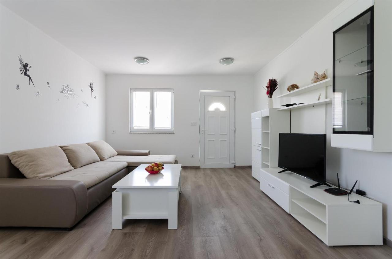 Apartments Ester ロパール エクステリア 写真